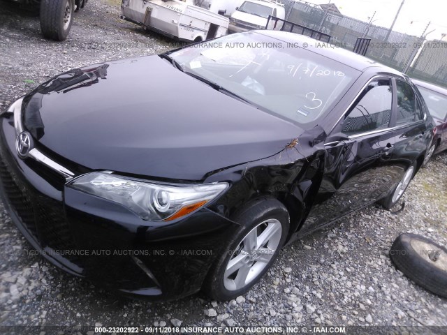 4T1BF1FK4HU384645 - 2017 TOYOTA CAMRY LE/XLE/SE/XSE 黑色 照片 2