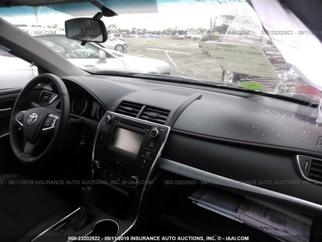 4T1BF1FK4HU384645 - 2017 TOYOTA CAMRY LE/XLE/SE/XSE 黑色 照片 5