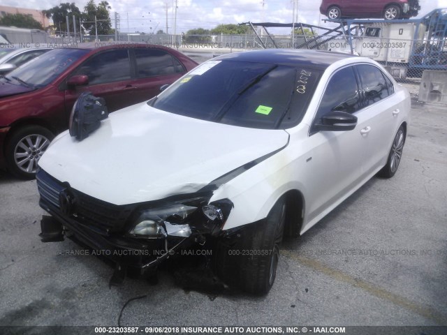 1VWBS7A3XFC028588 - 2015 VOLKSWAGEN PASSAT SE WHITE photo 2