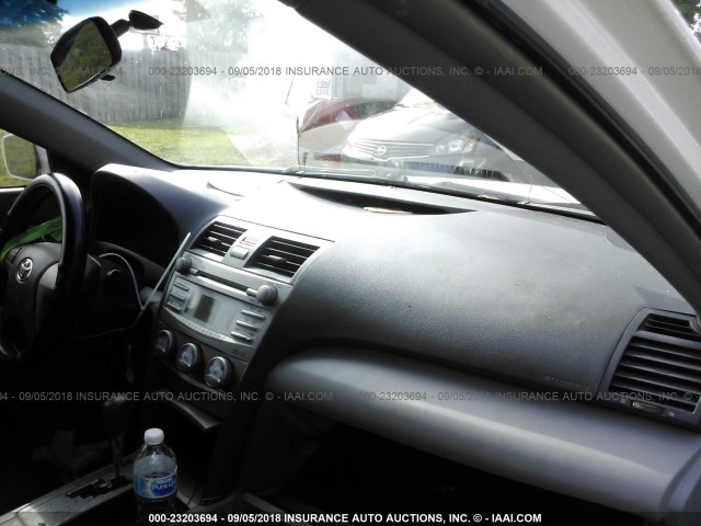 4T1BF3EK0BU692545 - 2011 TOYOTA CAMRY SE/LE/XLE თეთრი ფოტო 5