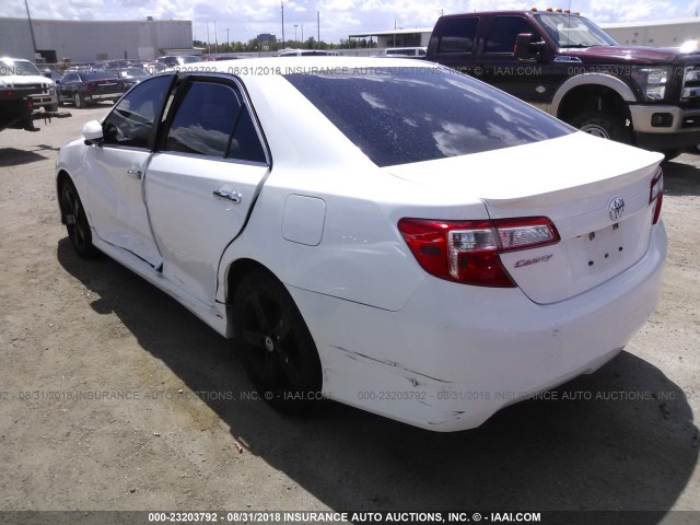 4T1BF1FKXEU405543 - 2014 TOYOTA CAMRY L/SE/LE/XLE WHITE photo 3