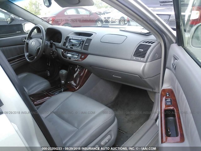 4T1BF30K65U091054 - 2005 TOYOTA CAMRY LE/XLE/SE 银色 照片 5