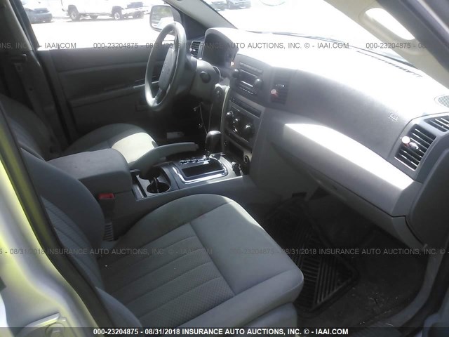 1J4GR48K45C658728 - 2005 JEEP GRAND CHEROKEE LAREDO/COLUMBIA/FREEDOM 银色 照片 5