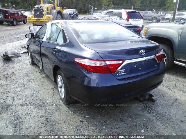4T1BF1FK9GU505832 - 2016 TOYOTA CAMRY LE/XLE/SE/XSE BLUE photo 3