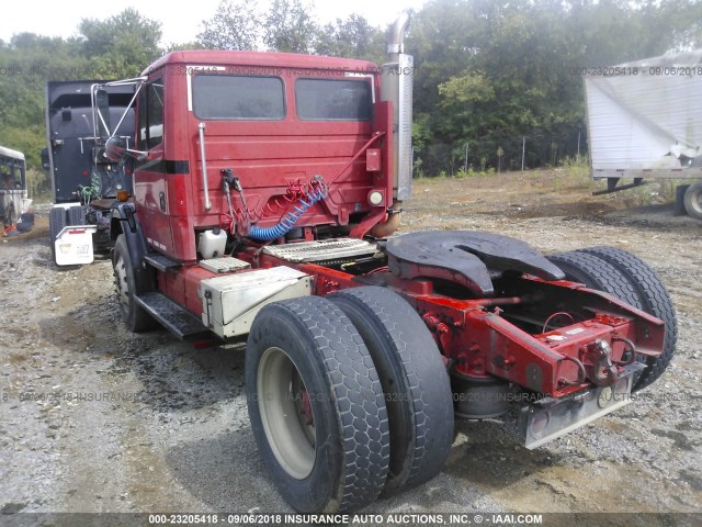 1FUWHJBA6YHG02764 - 2000 FREIGHTLINER FL70  RED photo 3