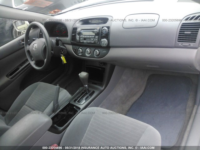 4T1BF30K95U101446 - 2005 TOYOTA CAMRY LE/XLE/SE 银色 照片 5