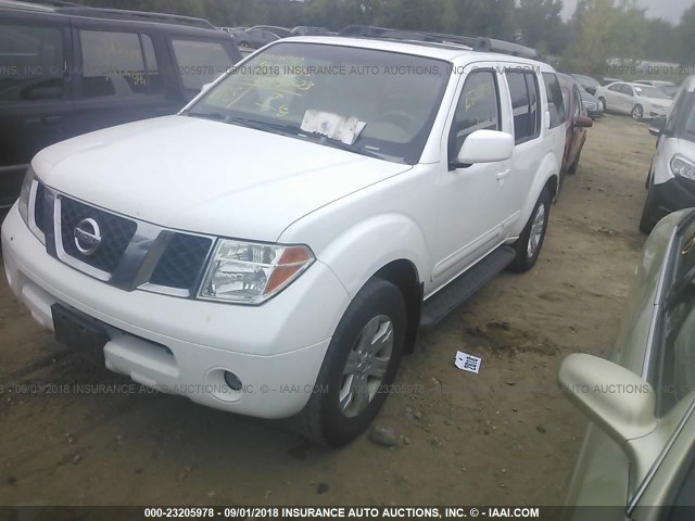 5N1AR18W35C719561 - 2005 NISSAN PATHFINDER LE/SE/XE WHITE photo 2