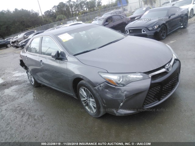 4T1BF1FK7HU387541 - 2017 TOYOTA CAMRY LE/XLE/SE/XSE GRAY photo 1