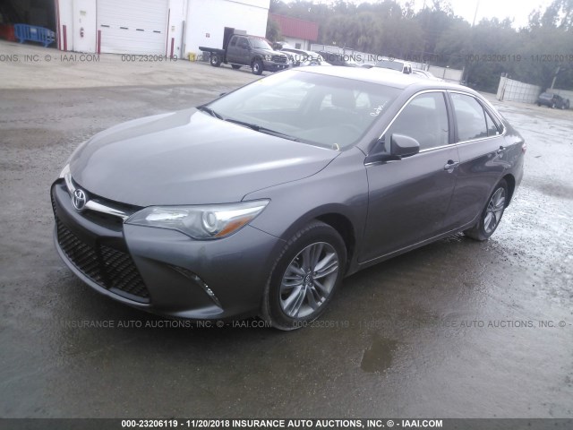 4T1BF1FK7HU387541 - 2017 TOYOTA CAMRY LE/XLE/SE/XSE 灰色 照片 2