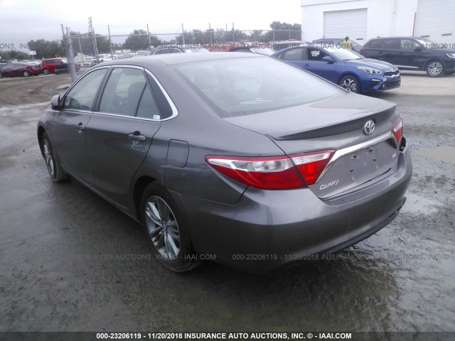 4T1BF1FK7HU387541 - 2017 TOYOTA CAMRY LE/XLE/SE/XSE 灰色 照片 3