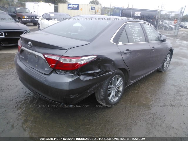 4T1BF1FK7HU387541 - 2017 TOYOTA CAMRY LE/XLE/SE/XSE GRAY photo 4