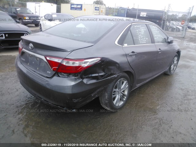 4T1BF1FK7HU387541 - 2017 TOYOTA CAMRY LE/XLE/SE/XSE 灰色 照片 4
