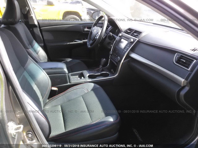 4T1BF1FK7HU387541 - 2017 TOYOTA CAMRY LE/XLE/SE/XSE 灰色 照片 5