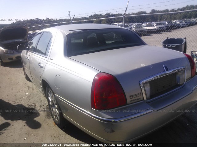 1LNHM81W73Y600752 - 2003 LINCOLN TOWN CAR EXECUTIVE SILVER photo 3