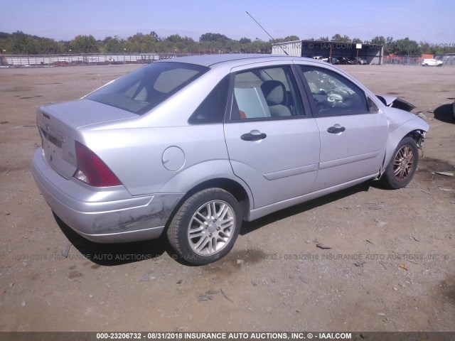 1FAFP3839YW361327 - 2000 FORD FOCUS ZTS SILVER photo 4
