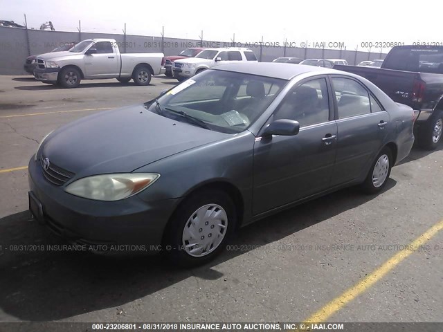 JTDBE32K320058536 - 2002 TOYOTA CAMRY LE/XLE/SE GREEN photo 2