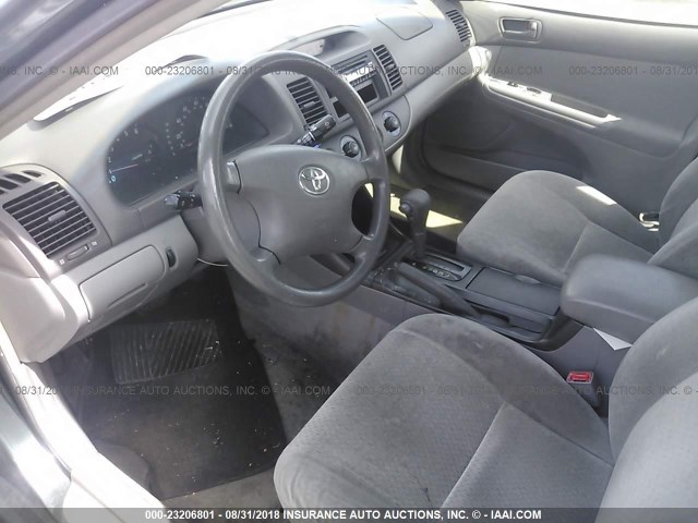 JTDBE32K320058536 - 2002 TOYOTA CAMRY LE/XLE/SE GREEN photo 5