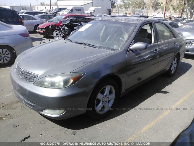 JTDBE32K220016584 - 2002 TOYOTA CAMRY LE/XLE/SE 灰色 照片 2