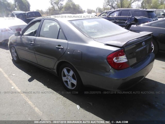 JTDBE32K220016584 - 2002 TOYOTA CAMRY LE/XLE/SE 灰色 照片 3