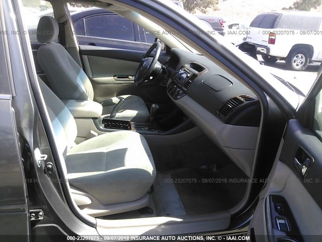 JTDBE32K220016584 - 2002 TOYOTA CAMRY LE/XLE/SE 灰色 照片 5
