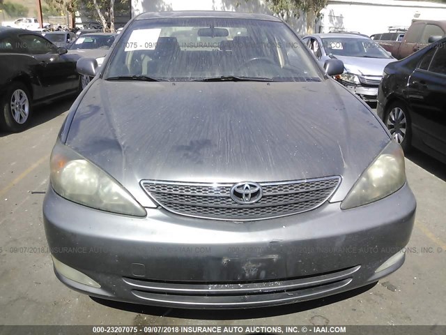 JTDBE32K220016584 - 2002 TOYOTA CAMRY LE/XLE/SE 灰色 照片 6