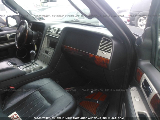 5LMFU28576LJ25104 - 2006 LINCOLN NAVIGATOR Schwarz Foto 5