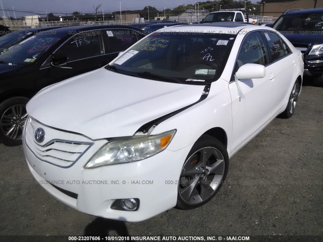 4T1BF3EK4BU720606 - 2011 TOYOTA CAMRY SE/LE/XLE 白色 照片 2