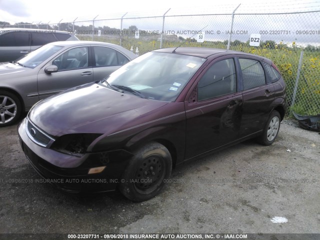 1FAFP37N87W120103 - 2007 FORD FOCUS ZX5/S/SE/SES RED photo 2