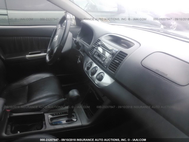 4T1BE30K45U430302 - 2005 TOYOTA CAMRY LE/XLE/SE Күміс фото 5