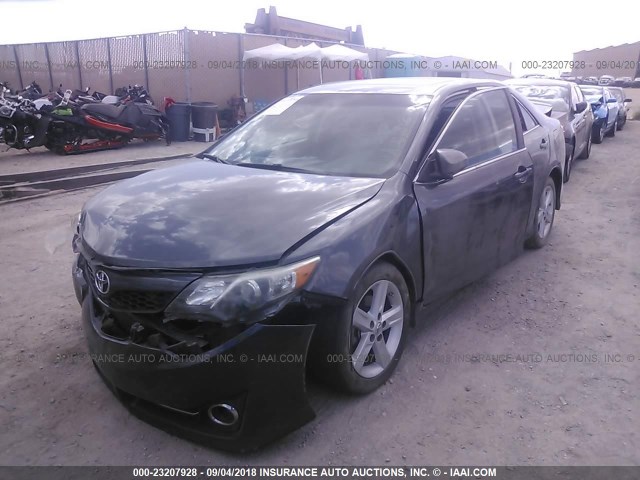 4T1BF1FK0CU168638 - 2012 TOYOTA CAMRY SE/LE/XLE GRAY photo 2