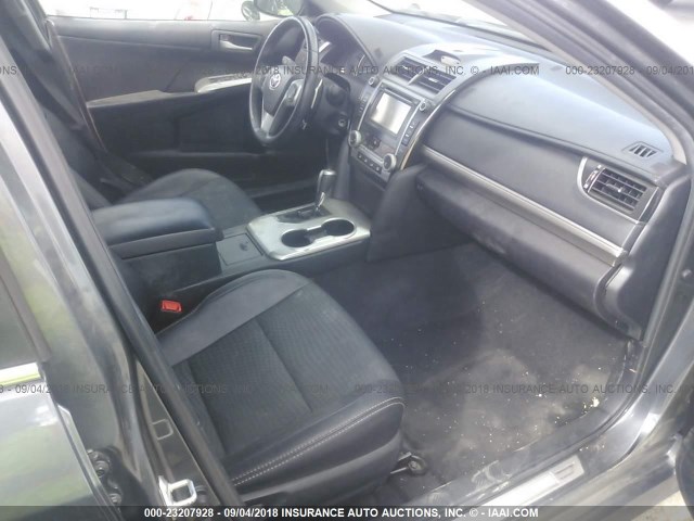 4T1BF1FK0CU168638 - 2012 TOYOTA CAMRY SE/LE/XLE GRAY photo 5