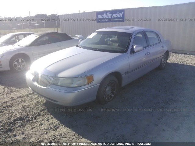 1LNFM82WXXY602135 - 1999 LINCOLN TOWN CAR SIGNATURE SILVER photo 2