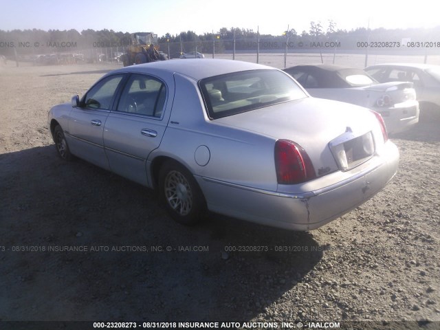 1LNFM82WXXY602135 - 1999 LINCOLN TOWN CAR SIGNATURE SILVER photo 3