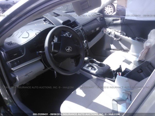 4T4BF1FK8CR209538 - 2012 TOYOTA CAMRY SE/LE/XLE ნაცრისფერი ფოტო 5
