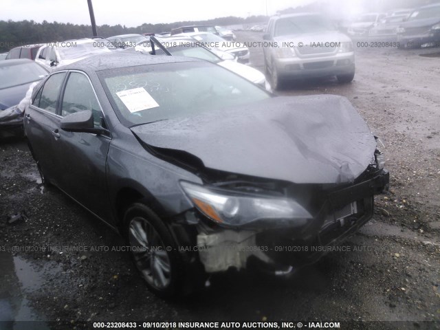 4T1BF1FK3HU342211 - 2017 TOYOTA CAMRY LE/XLE/SE/XSE GRAY photo 1