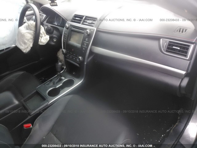 4T1BF1FK3HU342211 - 2017 TOYOTA CAMRY LE/XLE/SE/XSE GRAY photo 5