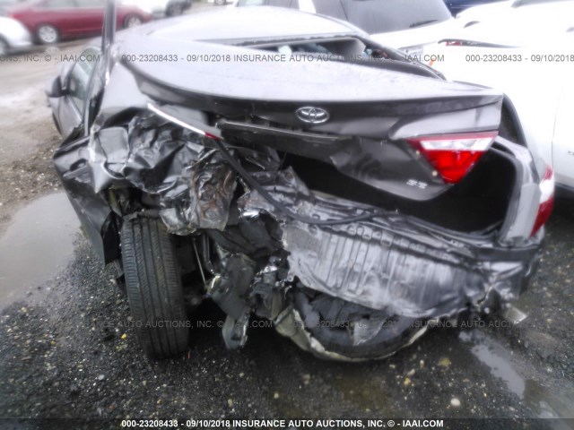 4T1BF1FK3HU342211 - 2017 TOYOTA CAMRY LE/XLE/SE/XSE GRAY photo 6