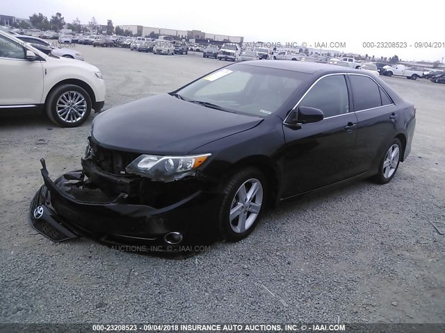 4T1BF1FK1EU319117 - 2014 TOYOTA CAMRY L/SE/LE/XLE Qara foto 2