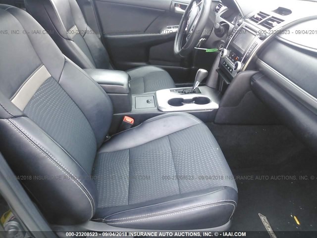 4T1BF1FK1EU319117 - 2014 TOYOTA CAMRY L/SE/LE/XLE Qara foto 5