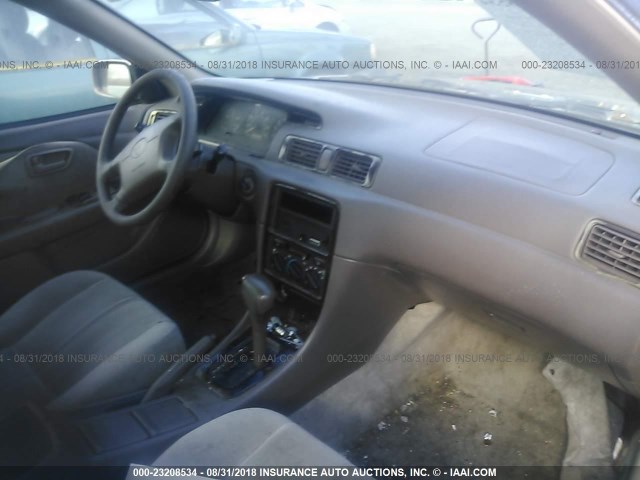 JT2BG22K1X0333146 - 1999 TOYOTA CAMRY LE/XLE 金色 照片 5