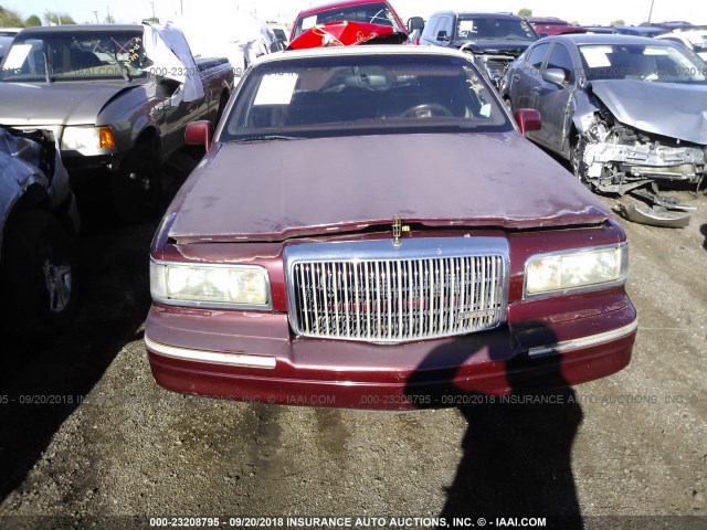 1LNLM82W9VY605625 - 1997 LINCOLN TOWN CAR SIGNATURE/TOURING RED photo 6