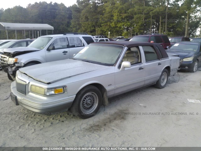 1LNLM83W5SY716375 - 1995 LINCOLN TOWN CAR CARTIER SILVER photo 2