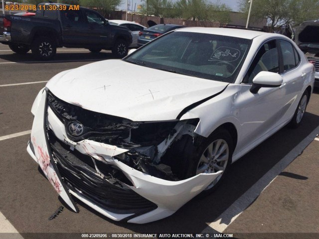 4T1B11HK5JU566498 - 2018 TOYOTA CAMRY L/LE/XLE/SE/XSE WHITE photo 17