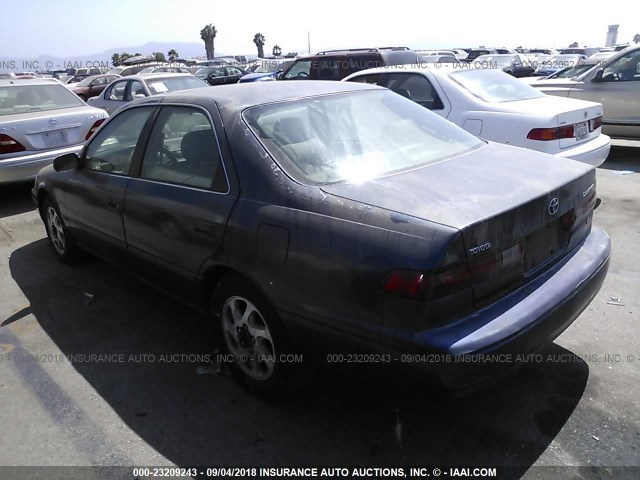 JT2BF28K2W0092822 - 1998 TOYOTA CAMRY LE/XLE BLUE photo 3