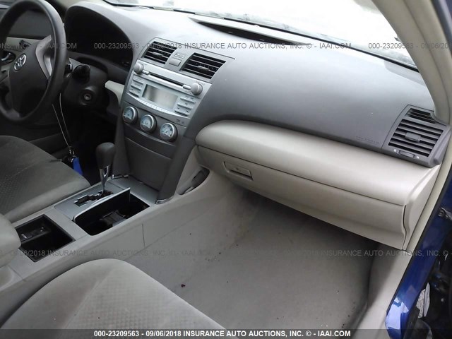 4T4BE46K18R027689 - 2008 TOYOTA CAMRY CE/LE/XLE/SE BLUE photo 5