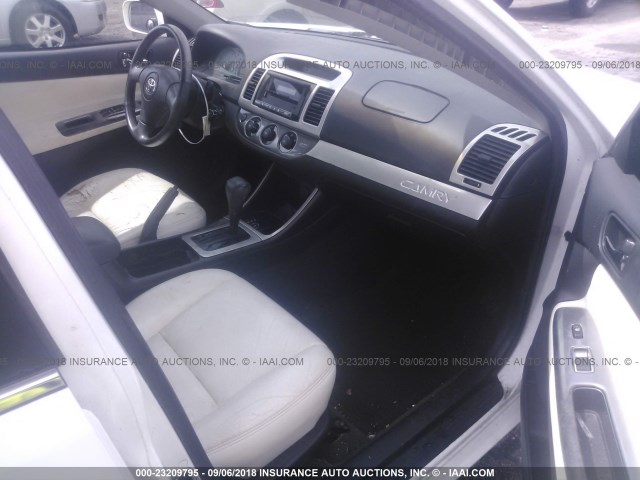 4T1BF32K32U018927 - 2002 TOYOTA CAMRY LE/XLE/SE Ақ фото 5