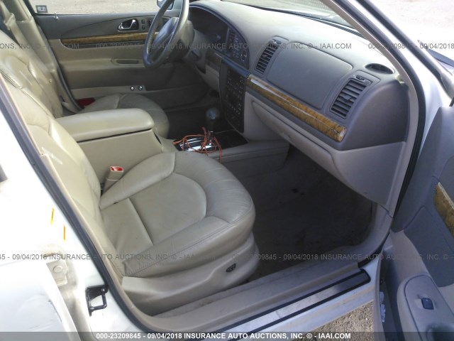 1LNHM97VX1Y654287 - 2001 LINCOLN CONTINENTAL  Biały zdjęcie 5