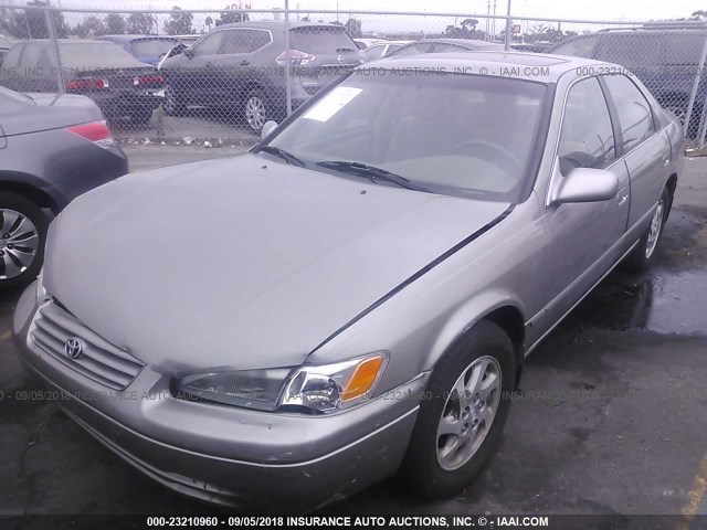 JT2BF22K3X0151466 - 1999 TOYOTA CAMRY LE/XLE GRAY photo 2