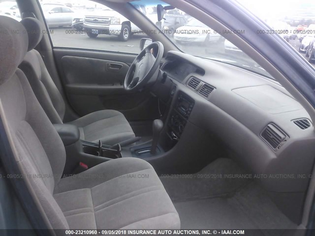 JT2BF22K3X0151466 - 1999 TOYOTA CAMRY LE/XLE GRAY photo 5