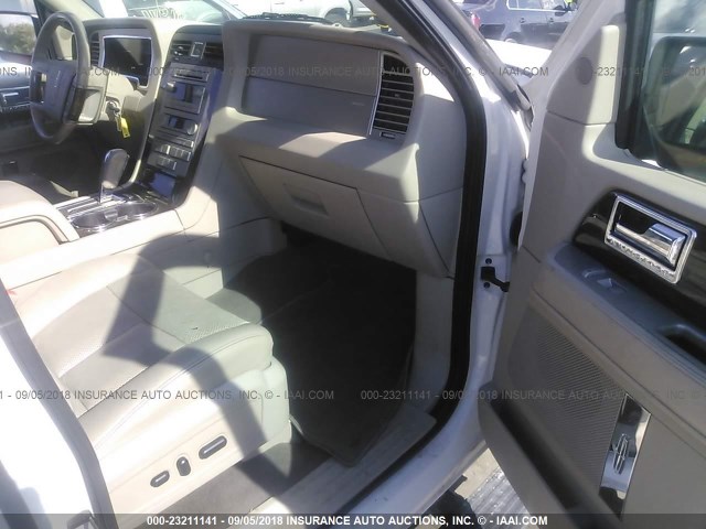 5LMJJ2J51AEJ05814 - 2010 LINCOLN NAVIGATOR 白色 照片 5